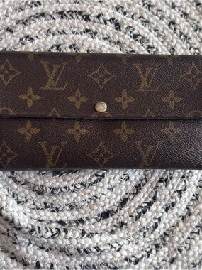 Louis Vuitton Sarah Wallet Monogram Canvas with brown leather interior